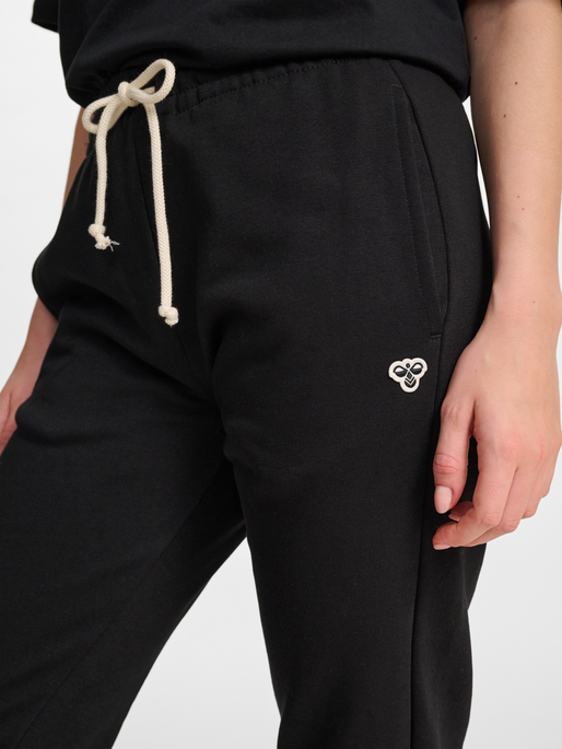 hmlLOOSE SWEATPANT BEE, BLACK, model