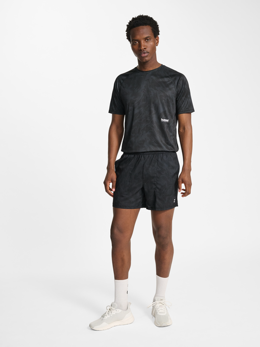 hmlPULSE AOP WORKOUT SHORTS, BLACK/EBONY, model