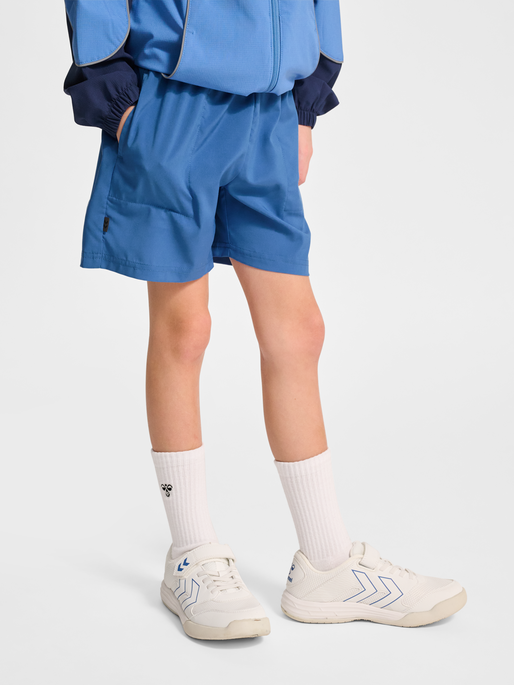 hmlJR PULSE WORKOUT SHORTS, RIVERSIDE, model