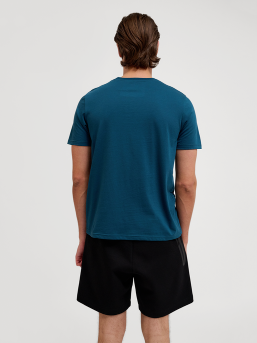 hmlGRAPHIC BOLD LOGO TEE, REFLECTING POND, model