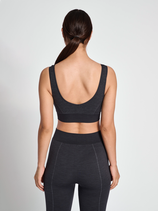 hmlMT IVY SEAMLESS SPORTS TOP, BLACK MELANGE, model