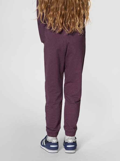 hmlTUKAS PANTS, HUCKLEBERRY, model