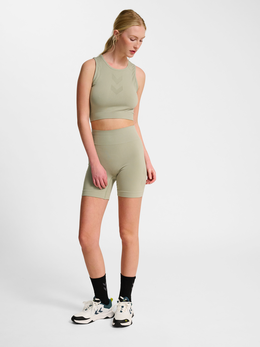 hmlHIIT SEAMLESS SHORT TIGHTS, SEAGRASS, model