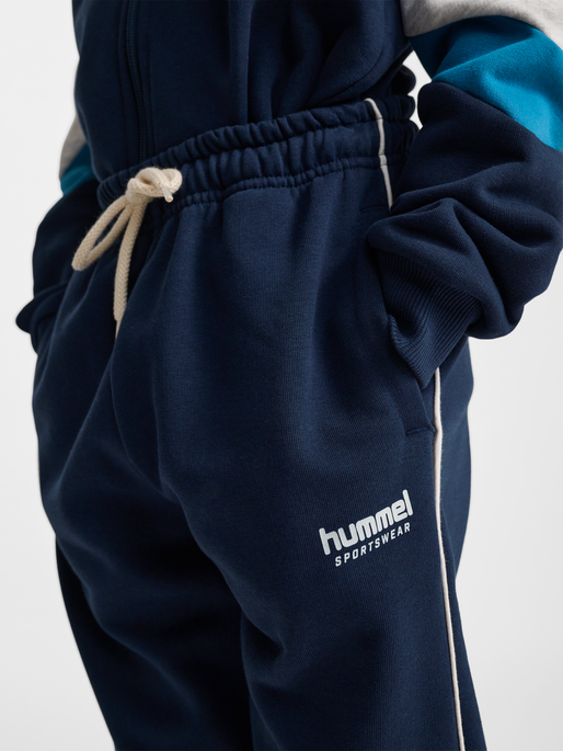 hmlJR LOOSE SWEATPANT PIPING, DRESS BLUES, model
