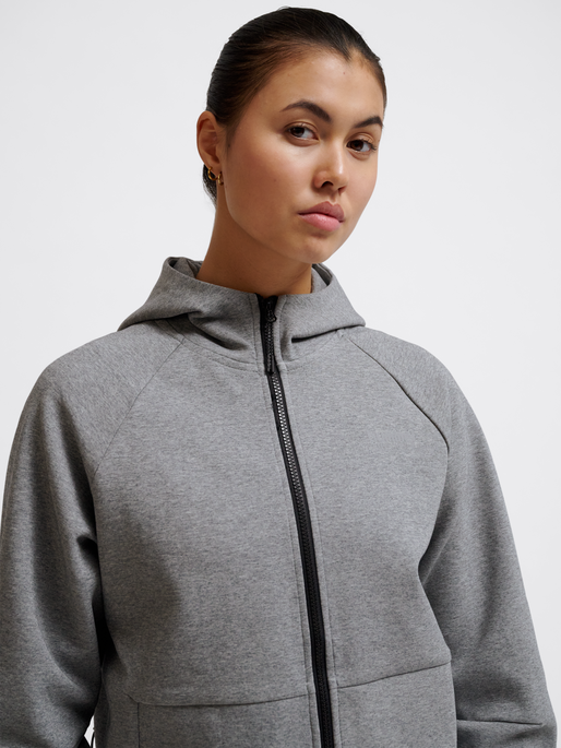 hmlTECH FLEECE REGULAR ZIP HOODIE, GREY MELANGE, model