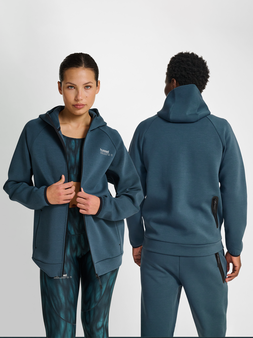 hmlTECH FLEECE REGULAR ZIP HOODIE, STARGAZER, model