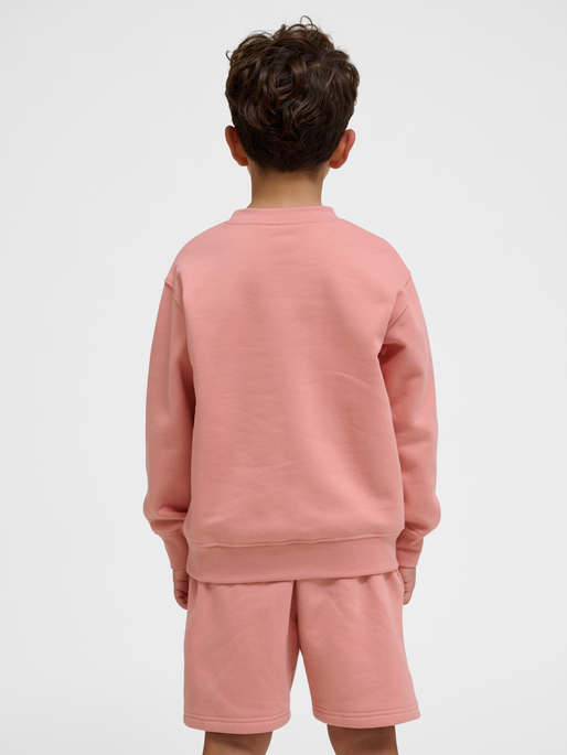hmlCLEAN SWEATSHIRT, ROSE DAWN, model