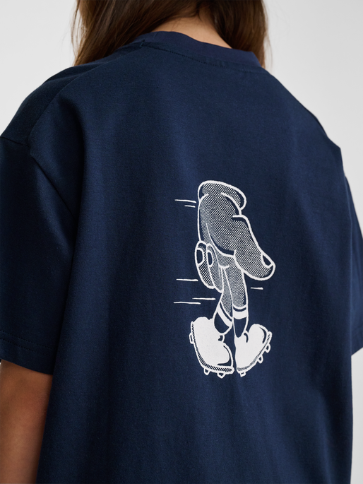 hmlLOOSE TEE S/S GRAPHIC JUNIOR, DARK SAPPHIRE, model