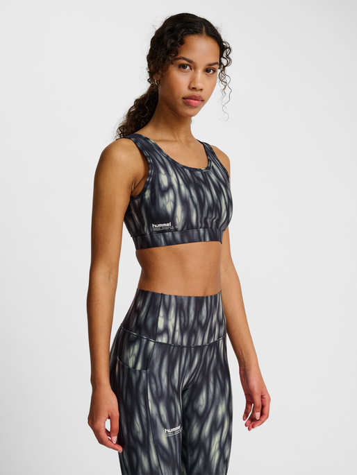 hmlHIIT AOP INTENSITY BRA, SEAGRASS, model