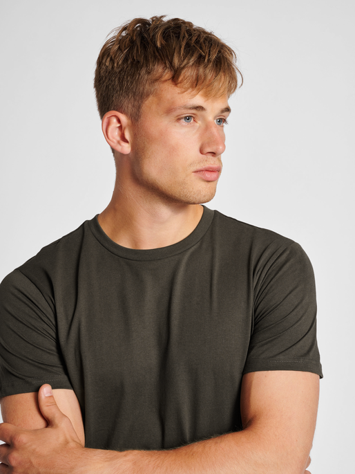 hmlRED BASIC T-SHIRT S/S, RAVEN, model