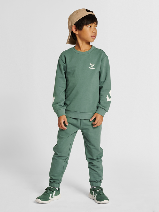 hmlVENTI TRACKSUIT, LAUREL WREATH, model