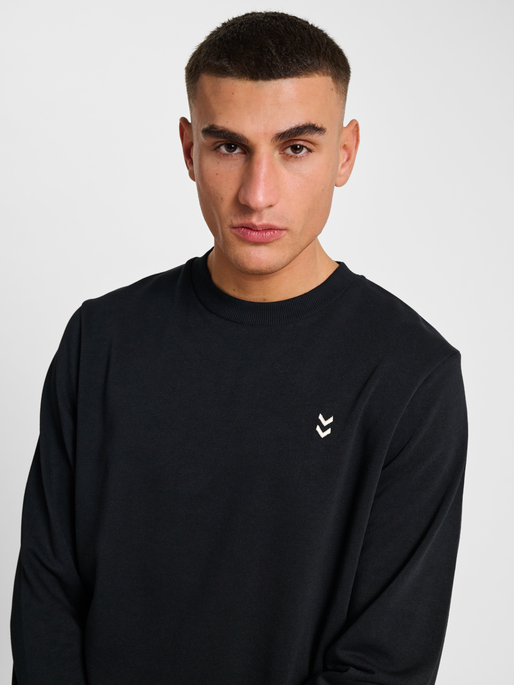 hmlPULSE SWEAT CREWNECK, BLACK, model