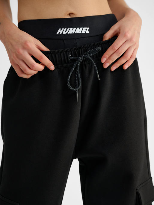 hmlTECH FLEECE LOOSE CARGO PANTS, BLACK, model