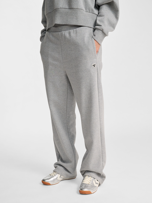 hmlLOOSE W SWEATPANTS BEE, GREY MELANGE, model