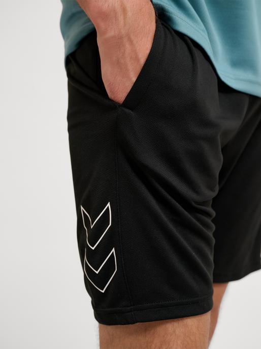 hmlTE FLEX MESH SHORTS, BLACK, model