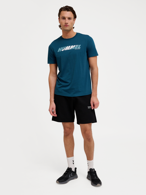 hmlGRAPHIC BOLD LOGO TEE, REFLECTING POND, model