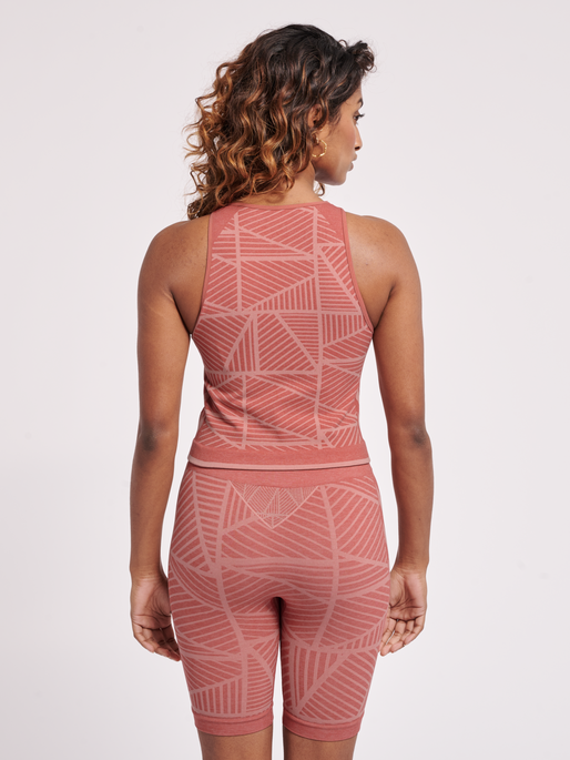 hmlMT ENERGY SEAMLESS CROP TOP, WITHERED ROSE/ROSE TAN MELANGE, model