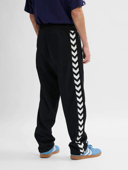 hmlARCHIVE REGULAR POLY PANTS, BLACK, model