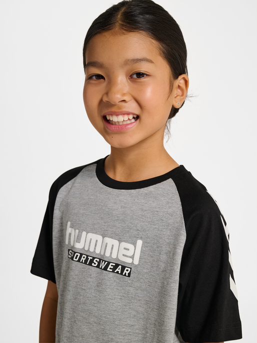 hmlJR LOGO T-SHIRT S/S, GREY MELANGE, model