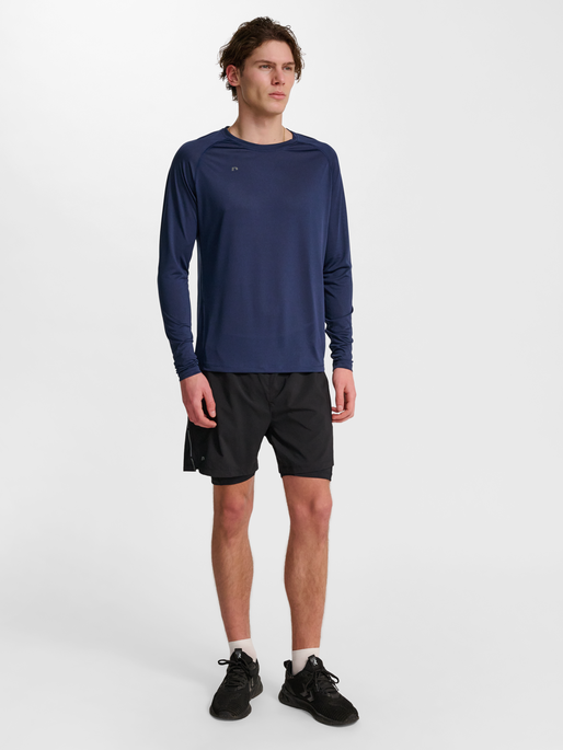 nwlBEAT T-SHIRT L/S, BLACK IRIS, model