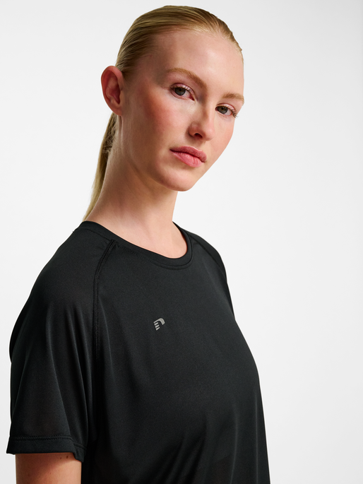 nwlBEAT W T-SHIRT, BLACK, model