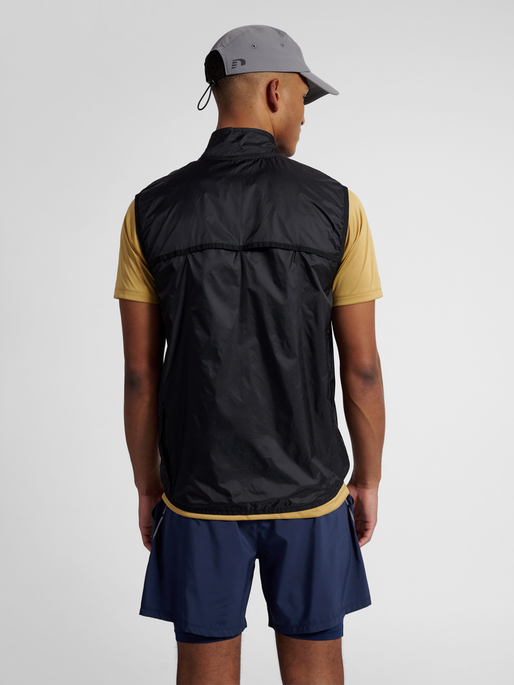 nwlPACKABLE TRAIL VEST, BLACK, model