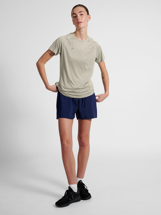 nwlBEAT W T-SHIRT, AGATE GREY, model