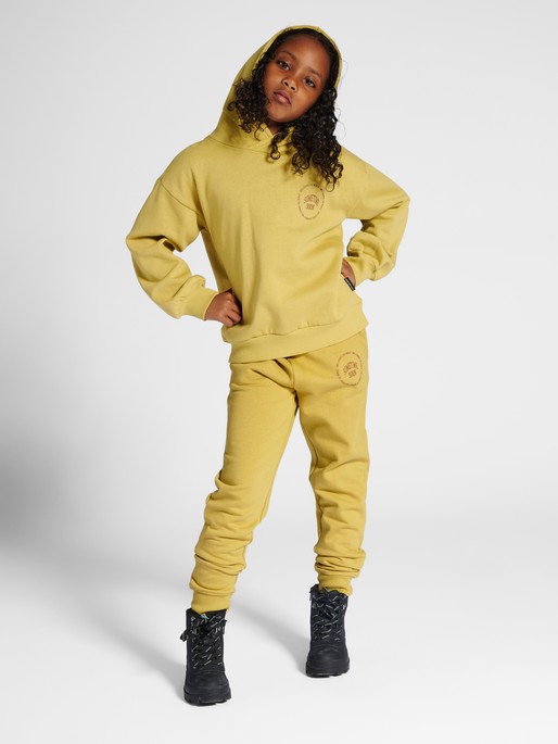 stsLUNA HOODIE, ANTIQUE GOLD, model