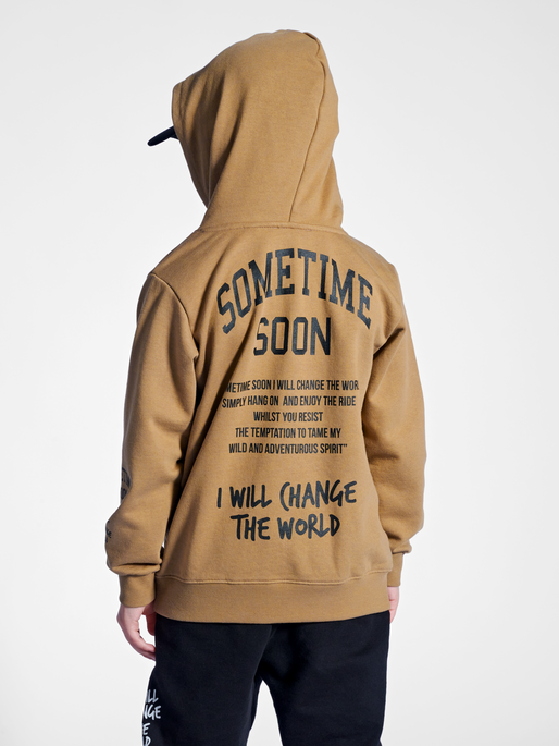 stmDIMAS HOODIE, SEPIA TINT, model