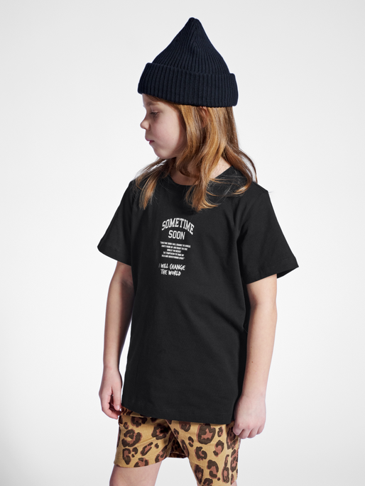 stmDIMAS T-SHIRT S/S, BLACK, model